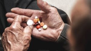 50% बुजुर्गों में दवा की लत बनी बीमारी, जानिए लक्षण और समाधान 2 medicine in old age